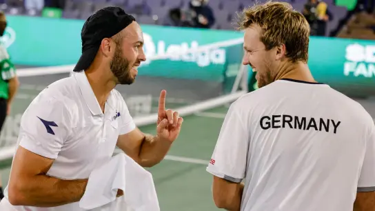 Im Davis Cup noch ungeschlagen: Tim Pütz (l) und Kevin Krawietz jubeln. (Foto: Frank Molter/dpa)