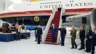 Trump salutiert auf der Gangway des geschenkten Flugzeugs. (Foto: Manuel Balce Ceneta/AP/dpa)