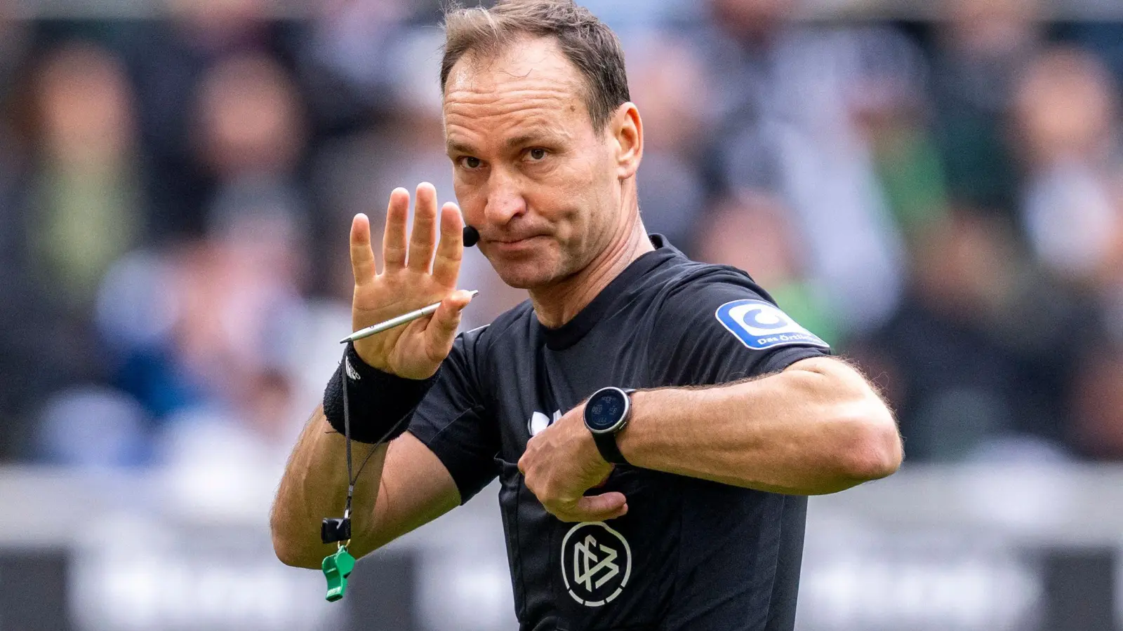 Bastian Dankert ist beim WM-Finale als Video-Assistent im Einsatz. (Archivbild) (Foto: David Inderlied/dpa)