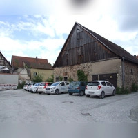 Die Roßmühle soll durch einen Neubau in Verlängerung des Bestandsgebäudes erweitert werden. Entstehen soll ein Zentrum für Physio- und Bewegungstherapie. Derzeit wird die Fläche noch von der Diakonie als Parkplatz genutzt. (Foto: Jasmin Kiendl)