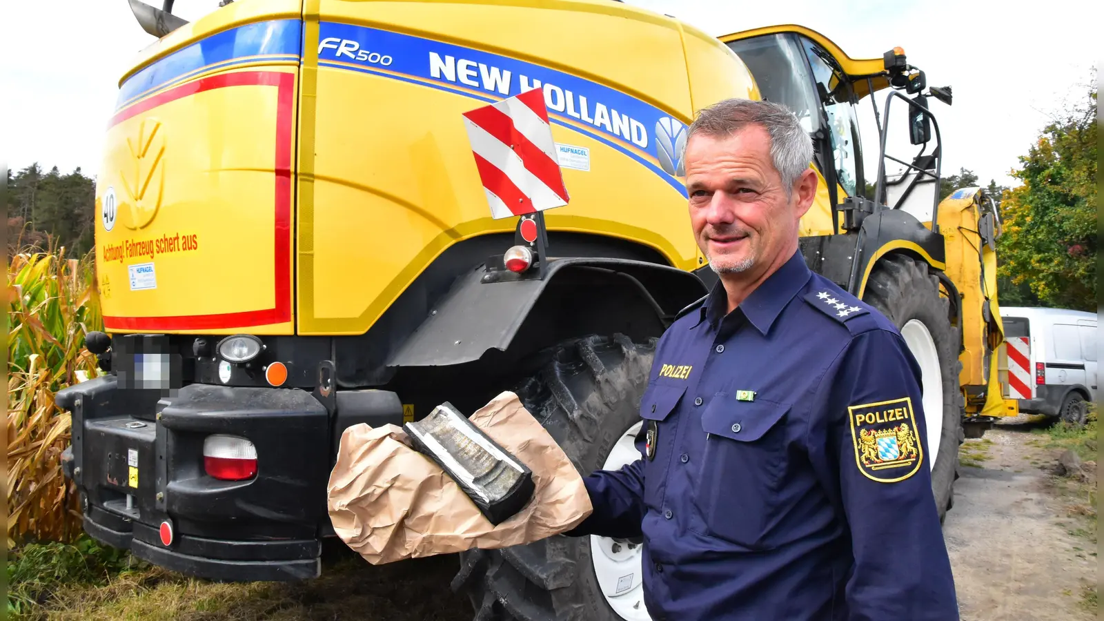 Mit Metallteilen wie diesem sollten im Landkreis Neustadt/Aisch-Bad Windsheim mutmaßlich Maishäcksler während der Ernte beschädigt werden. Sie zeigte der damalige Leiter der Neustädter Polizeiinspektion Siegfried Archut. (Archivbild: Fritz Arnold)