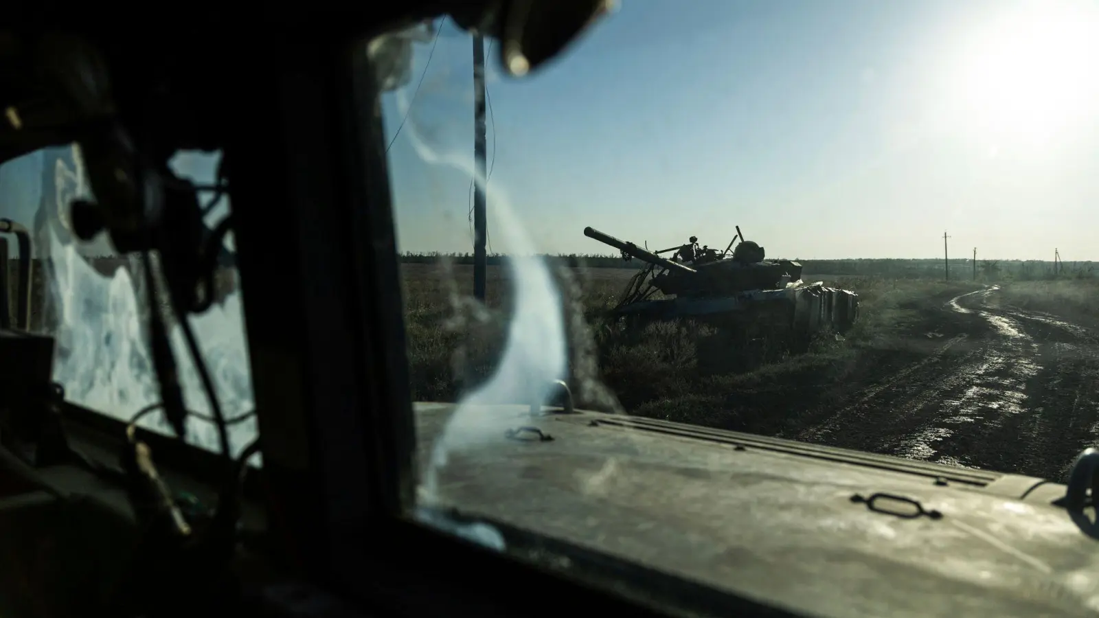 Ein zerstörter Panzer ist durch das Fenster eines Fahrzeugs an der Frontlinie in der Nähe von Klischtschijiwka bei Bachmut zu sehen. (Foto: Alex Babenko/AP/dpa)