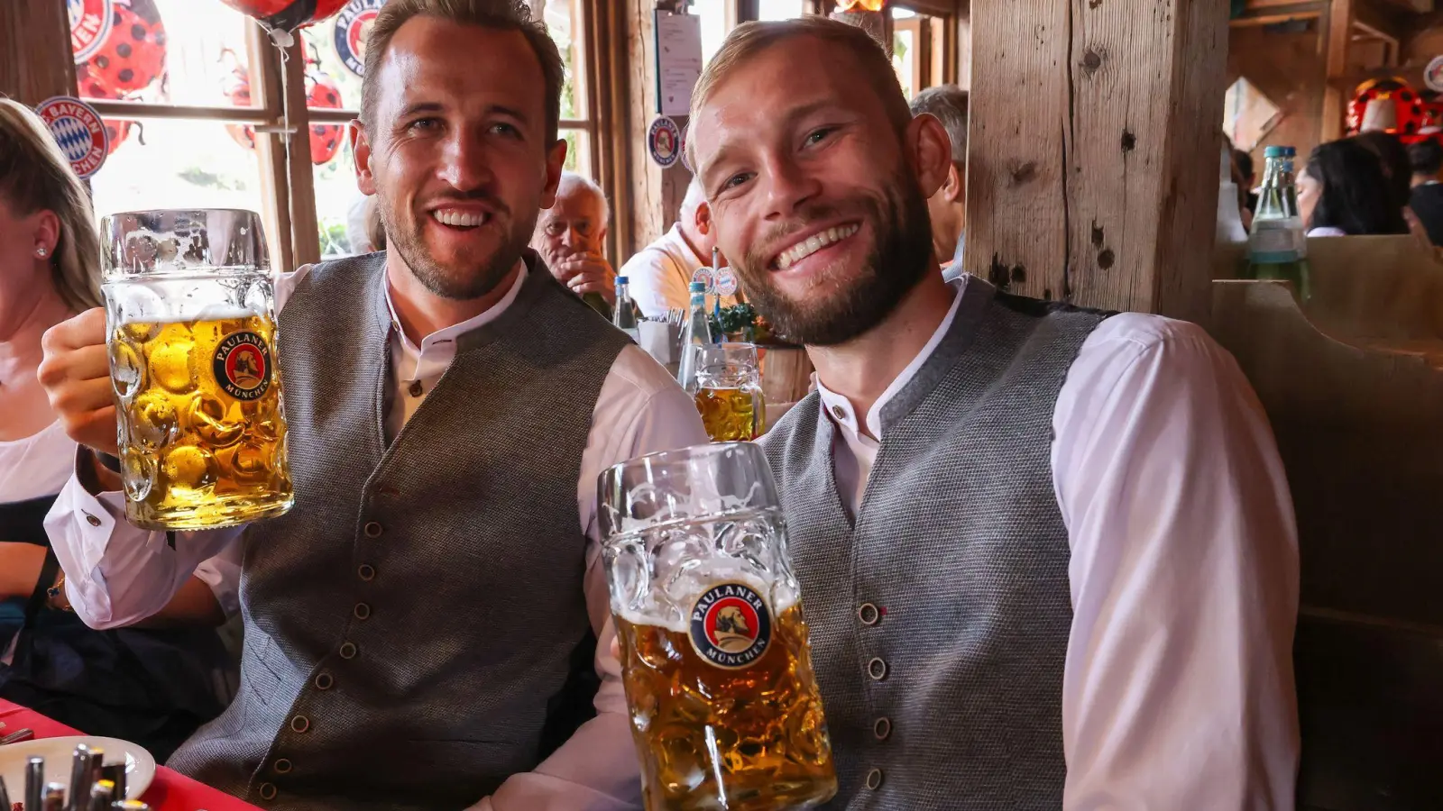 Die Bayern auf dem Oktoberfest: Hier stoßen Harry Kane (l) und Konrad Laimer an. (Foto: Alexandra Beier/FC Bayern München/dpa)