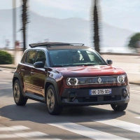 Cabrio-Feeling light: Kein echtes Cabrio, aber deutlich mehr Wind als mit Panoramadach. Renaults R4 „Plein Sud“ macht den Kompaktstromer luftiger. (Foto: ---/Renault/dpa-tmn)