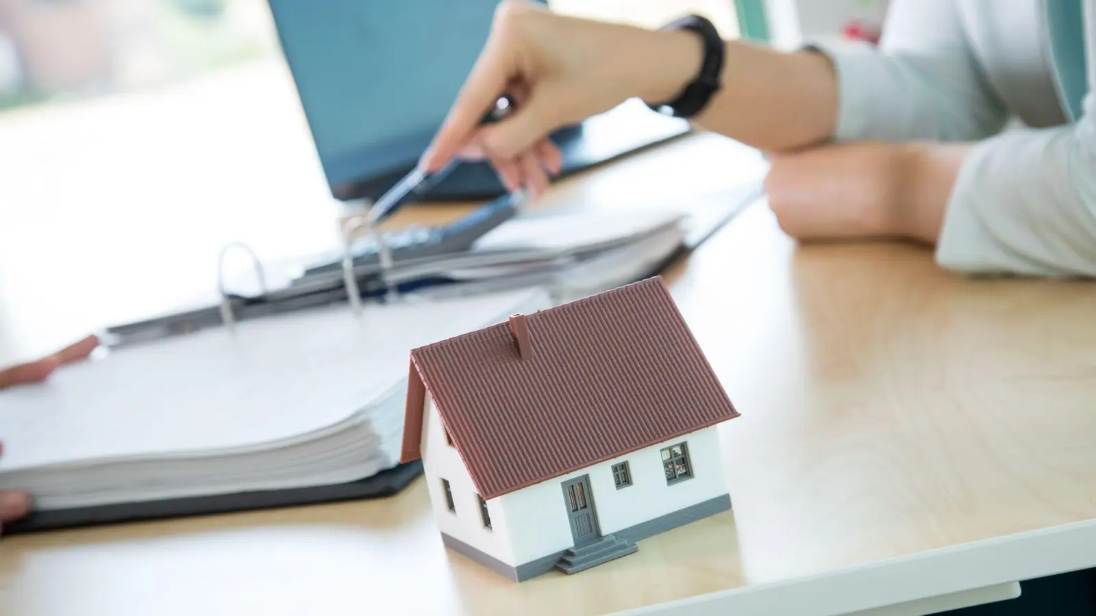 Wer ein Gebäude energetisch sanieren will, kann von vielen Förderangeboten profitieren. (Foto: Christin Klose/dpa-tmn)