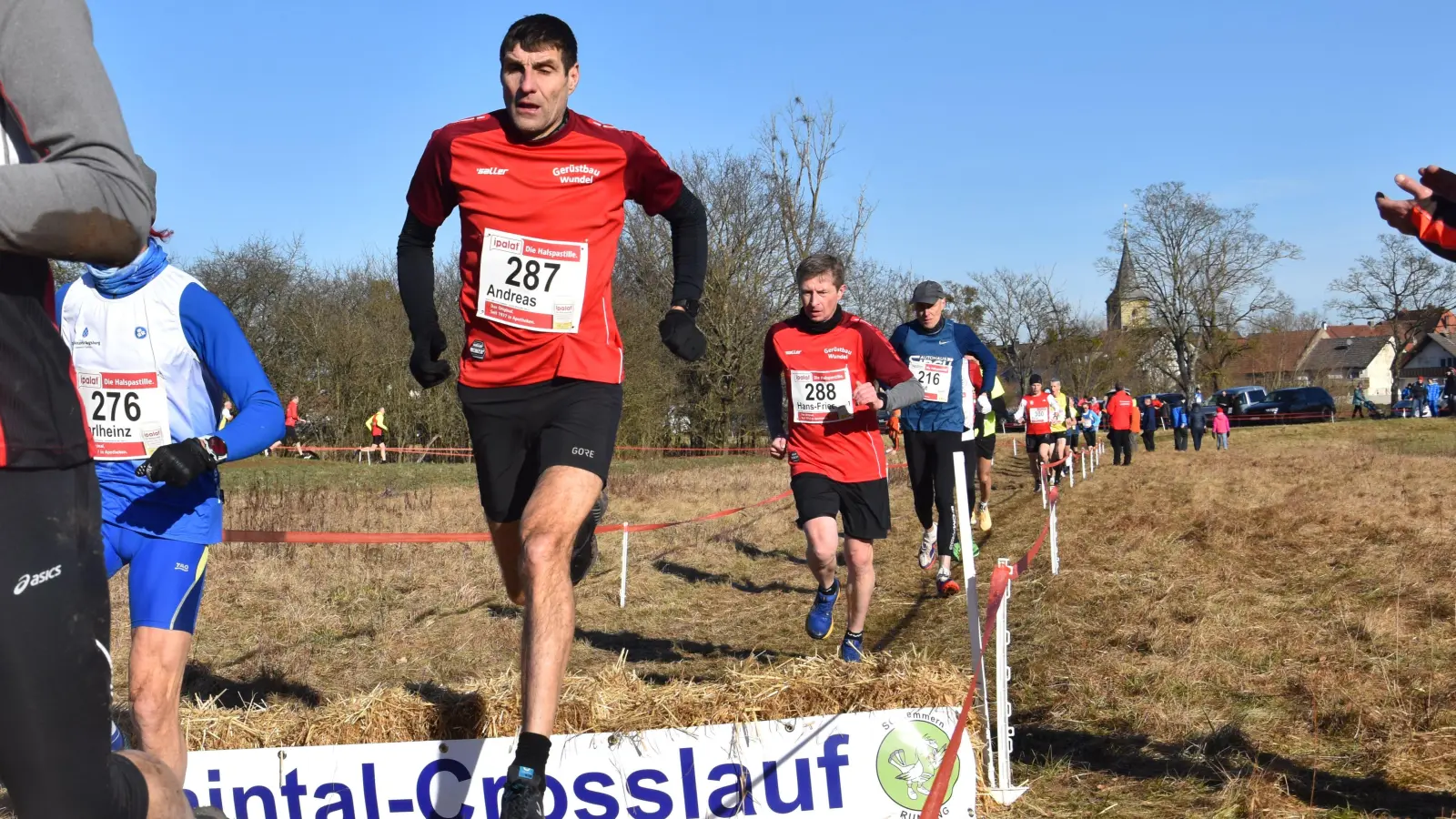 Nach knapp einer der vier Runden liegt Andreas Grimm (Bildmitte) bereits knapp vor Hans-Friedrich Schmid (rechts dahinter). (Foto: Jörg Behrendt)