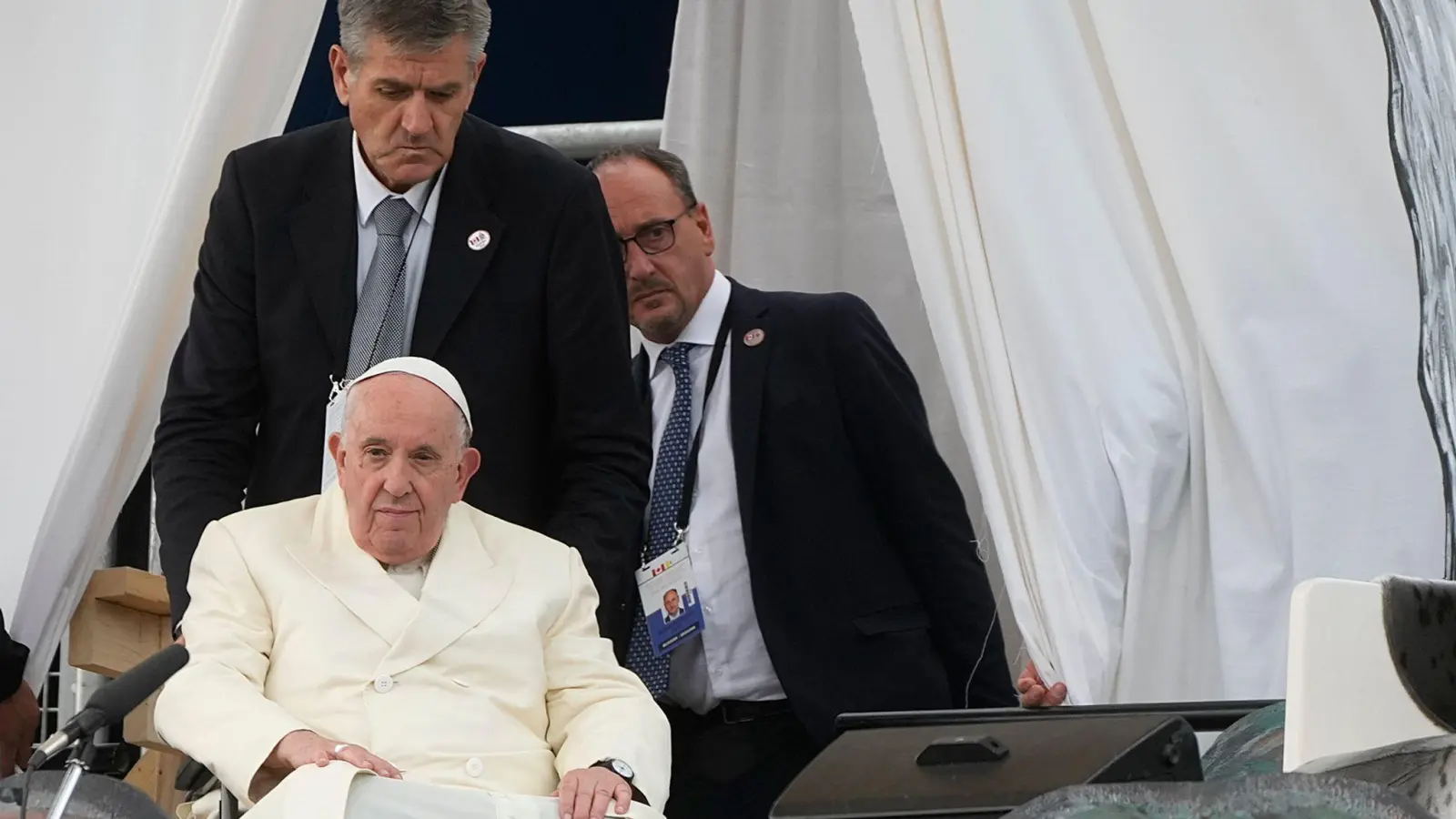 Der Papst beförderte seinen Krankenpfleger Massimiliano Strappetti. (Foto: Gregorio Borgia/AP/dpa)