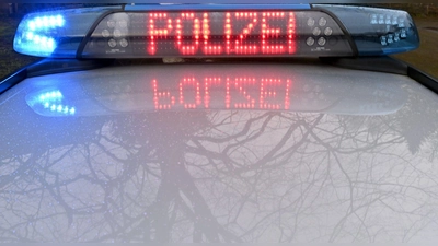 Die Schriftzug „Polizei“ leuchtet auf dem Dach eines Streifenwagens der Polizei. (Foto: Carsten Rehder/dpa/Symbolbild)