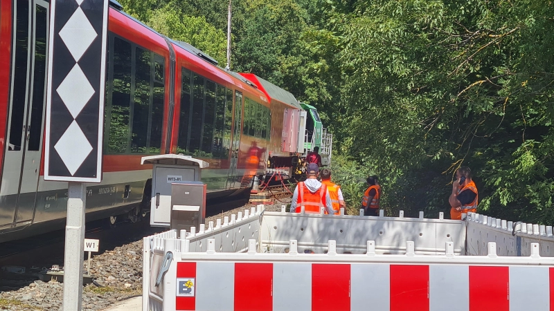 Mitarbeitende der Deutschen Bahn sind am Zug zugange. (Foto: Anna Franck)