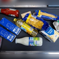Wer zahlt, wenn’s scheppert? Fällt was runter vor dem Bezahlen, kommt es darauf an, ob man es vorsätzlich oder fahrlässig kaputt gemacht hat. (Foto: Hendrik Schmidt/dpa/dpa-tmn)