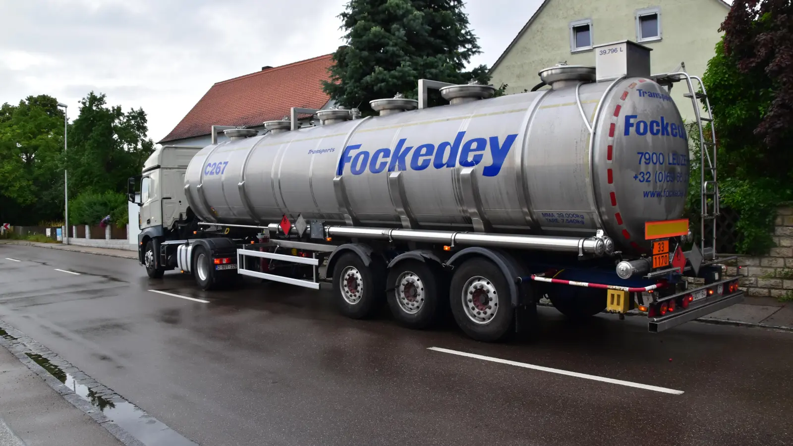In Katterbach ist ein Gefahrgut-Transporter mit einem Auto zusammengestoßen.  (Foto: Kurt Güner)