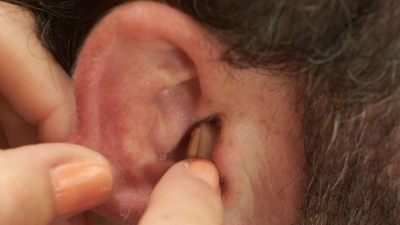 Hörgeräte können bei vielen älteren Menschen eine Demenz vermeiden. (Foto: Thomas Frey/dpa/Archivbild)