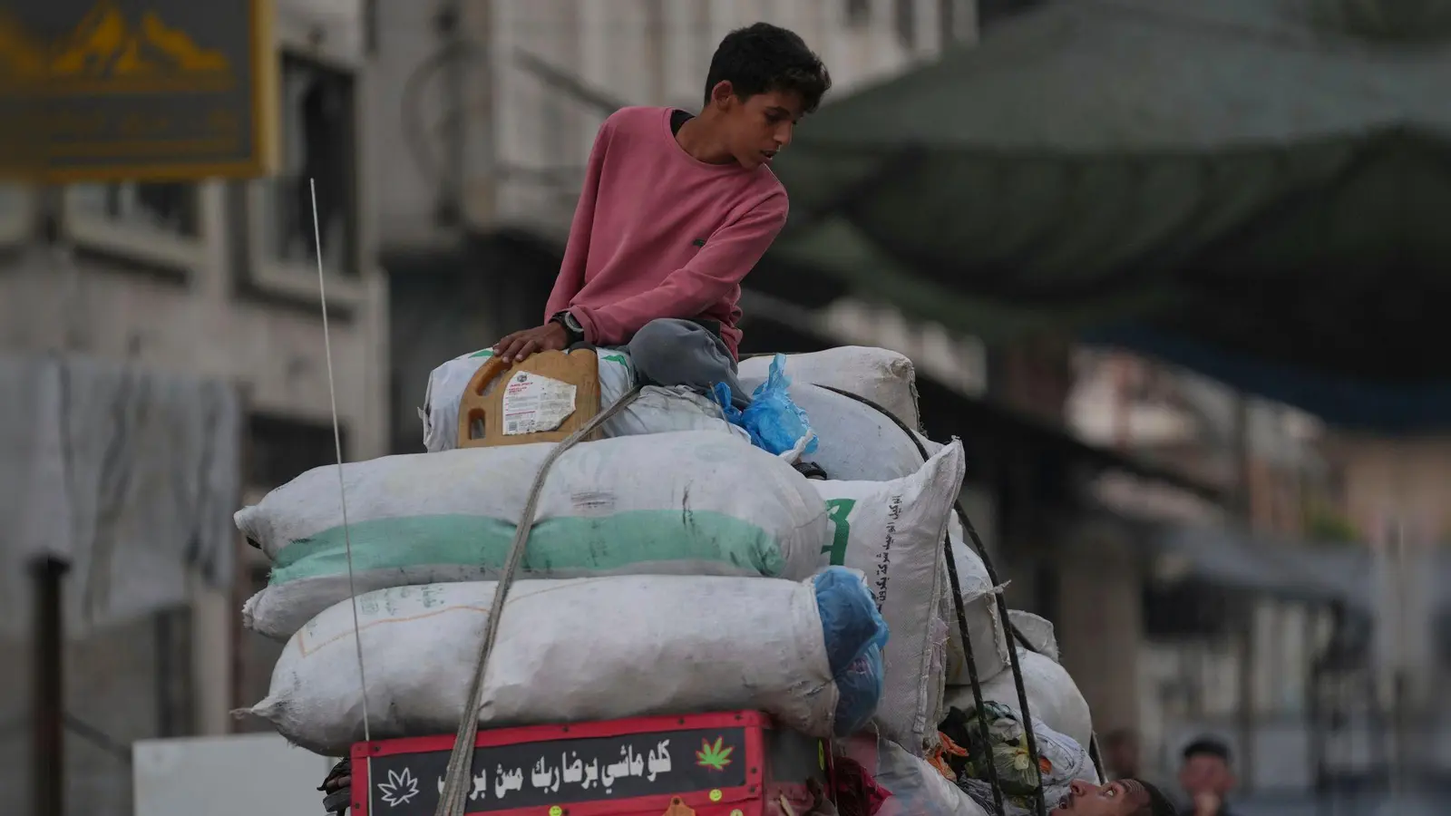 Laut Israels Armee laufen die Vorbereitungen für die Umquartierung der Anwohner der Stadt Gaza in den Süden des Gazastreifens.  (Foto: Jehad Alshrafi/AP/dpa)