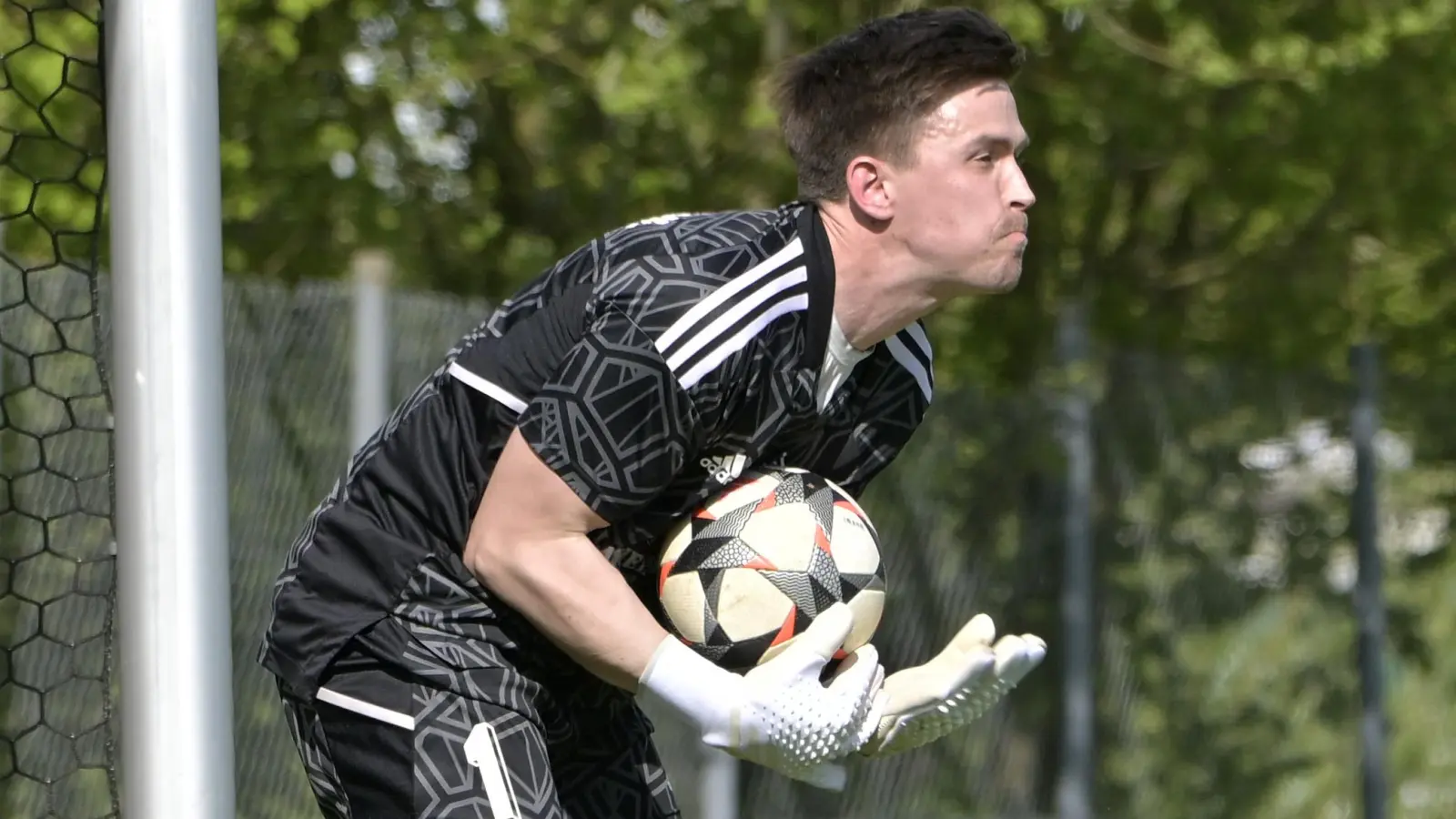 Dombühls Torwart Dominic Wächter (hier in einem anderen Spiel) musste gegen Türkspor zwei späte Gegentore hinnehmen. (Foto: Martin Rügner)