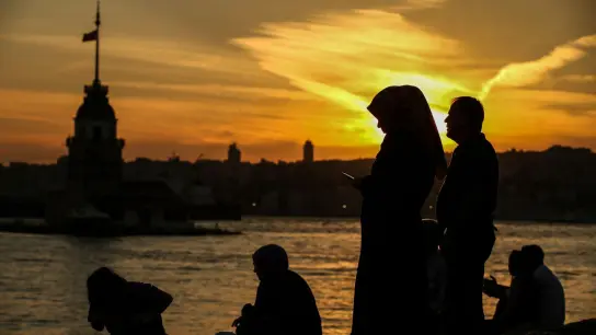 Eine Frau mit Kopftuch steht in Istanbul an der Meerenge Bosporus. (Foto: Emrah Gurel/AP/dpa)
