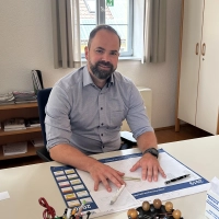 Martin Grosch an seinem neuen Arbeitsplatz im Marktbergeler Rathaus. (Foto: Levent Özdil)