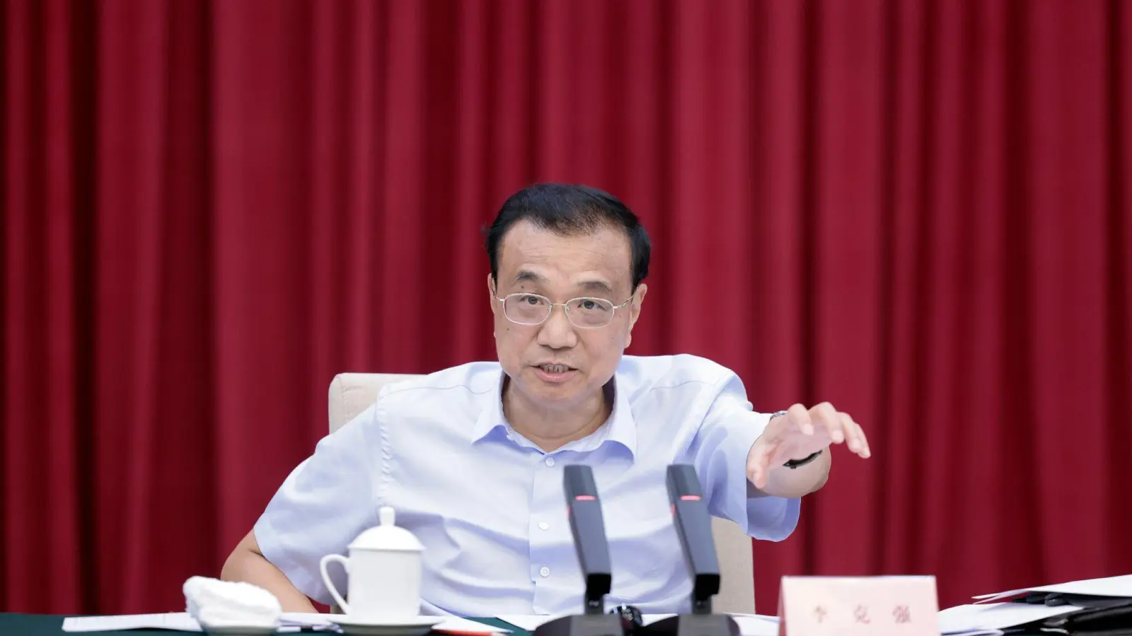Der chinesische Ministerpräsident Li Keqiang leitet ein Symposium über die wirtschaftliche Lage in Shenzhen in der südchinesischen Provinz Guangdong. (Foto: Liu Bin/XinHua/dpa)