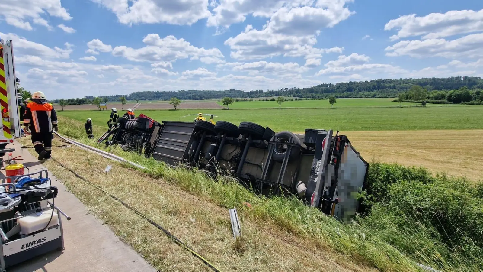 Aus dem auf die Seite gekippten Lkw befreite die Feuerwehr eine Person.  (Foto: Franziska Brugger/Feuerwehr Feuchtwangen)