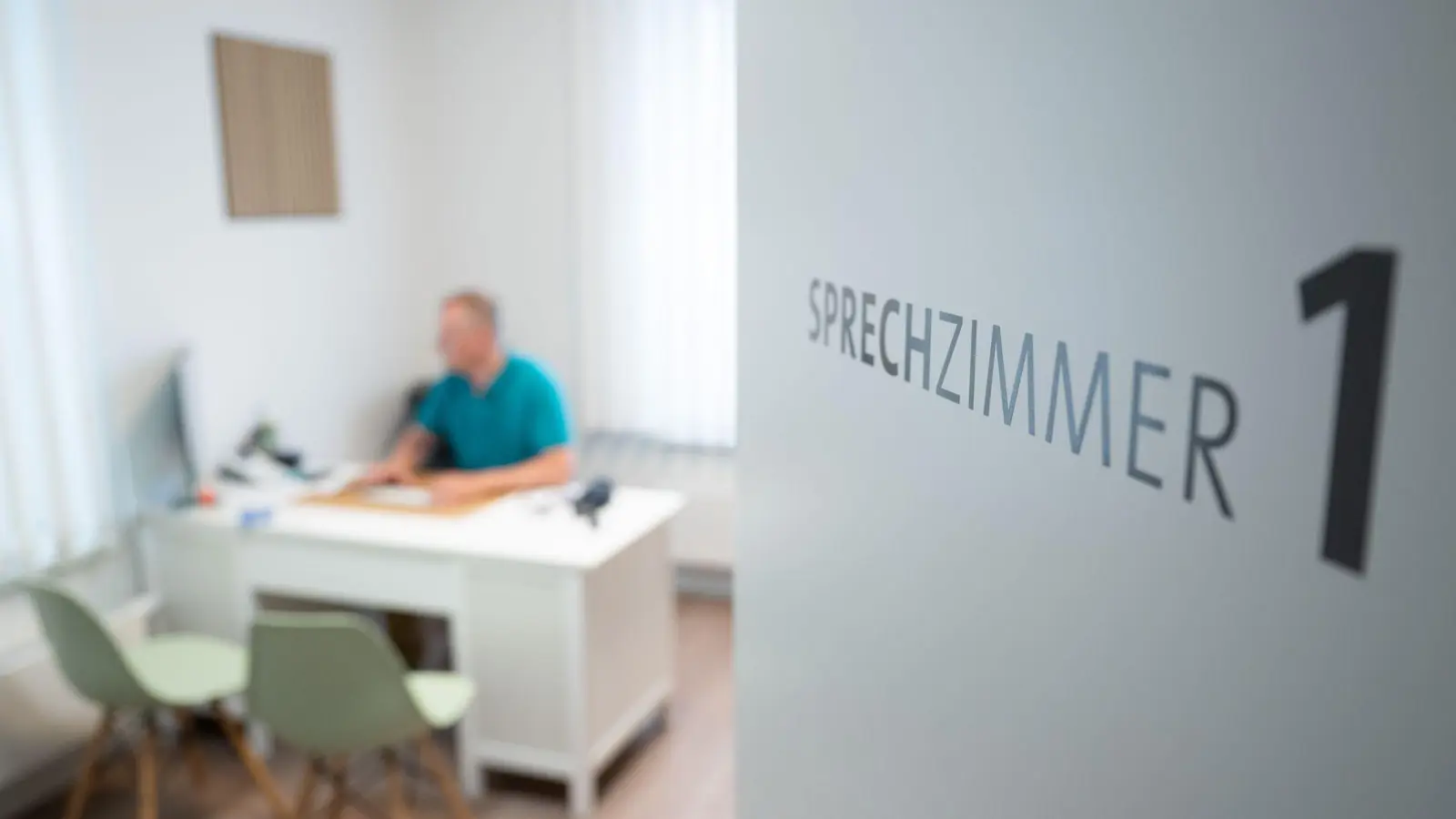 Viele Hausärzte in Deutschland sind über 60 Jahre alt. (Symbolbild) (Foto: Sebastian Kahnert/dpa)