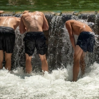 Die vorsommerliche Hitze in Bayern hält auch am Mittwoch an. (Foto: Peter Kneffel/dpa)
