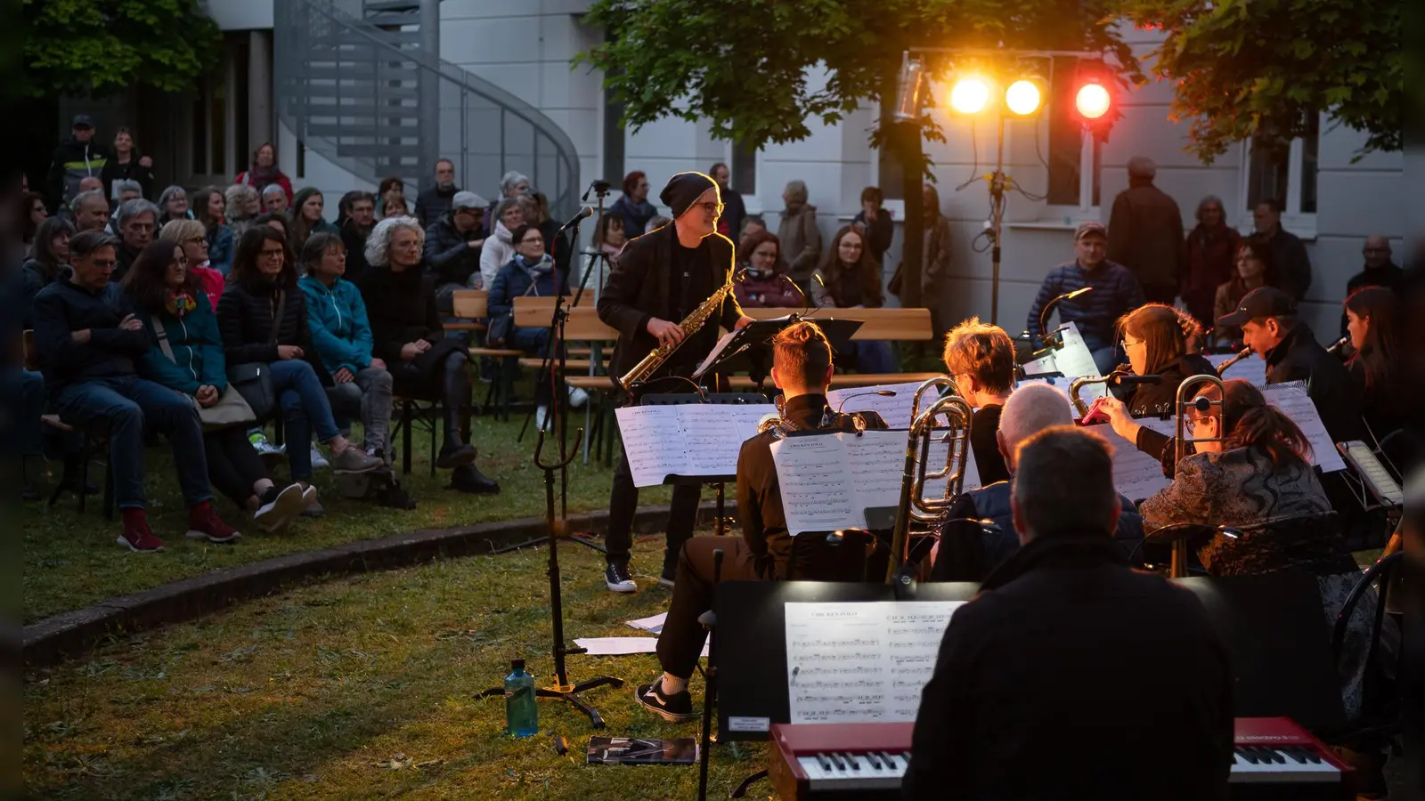 Die Jazzconnection bereichert während der NeustadtNacht 2023 klangvoll die Atmosphäre im Amtsgerichtsgarten. (Foto: Mirko Fryska)