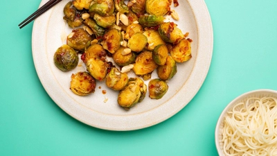 Zur spicy Variante von Rosenkohl passen Weizennudeln und ein Erdnuss-Topping. (Foto: Ariane Bille/BVEO/dpa-tmn)