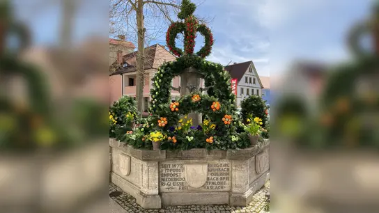 In Burghaslach steht ein schön geschmückter Osterbrunnen. Ein Teil der Ostereier wurde jetzt zerschlagen. (Foto: Armin Luther)