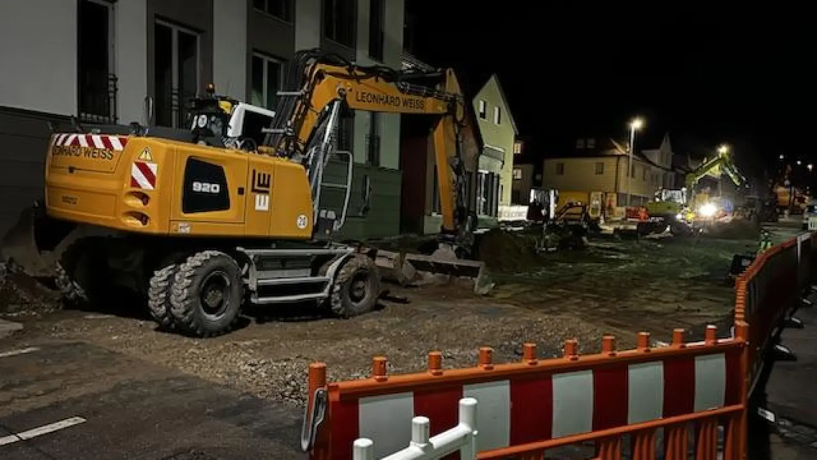 Bis Mitternacht dauerte die Reparatur der Hauptwasserleitung in der Schloßstraße. Bei den aktuell dort laufenden Baumaßnahmen war die Leitung am Nachmittag beschädigt worden. (Foto: Michael Kirchdörfer)