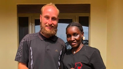 Wurde mit einem Zertifikat als erster Volontär verabschiedet: Benedikt Mathes, hier mit Claire Namagaya aus dem Schulleitungsteam.  (Foto: Joel Kigundu)