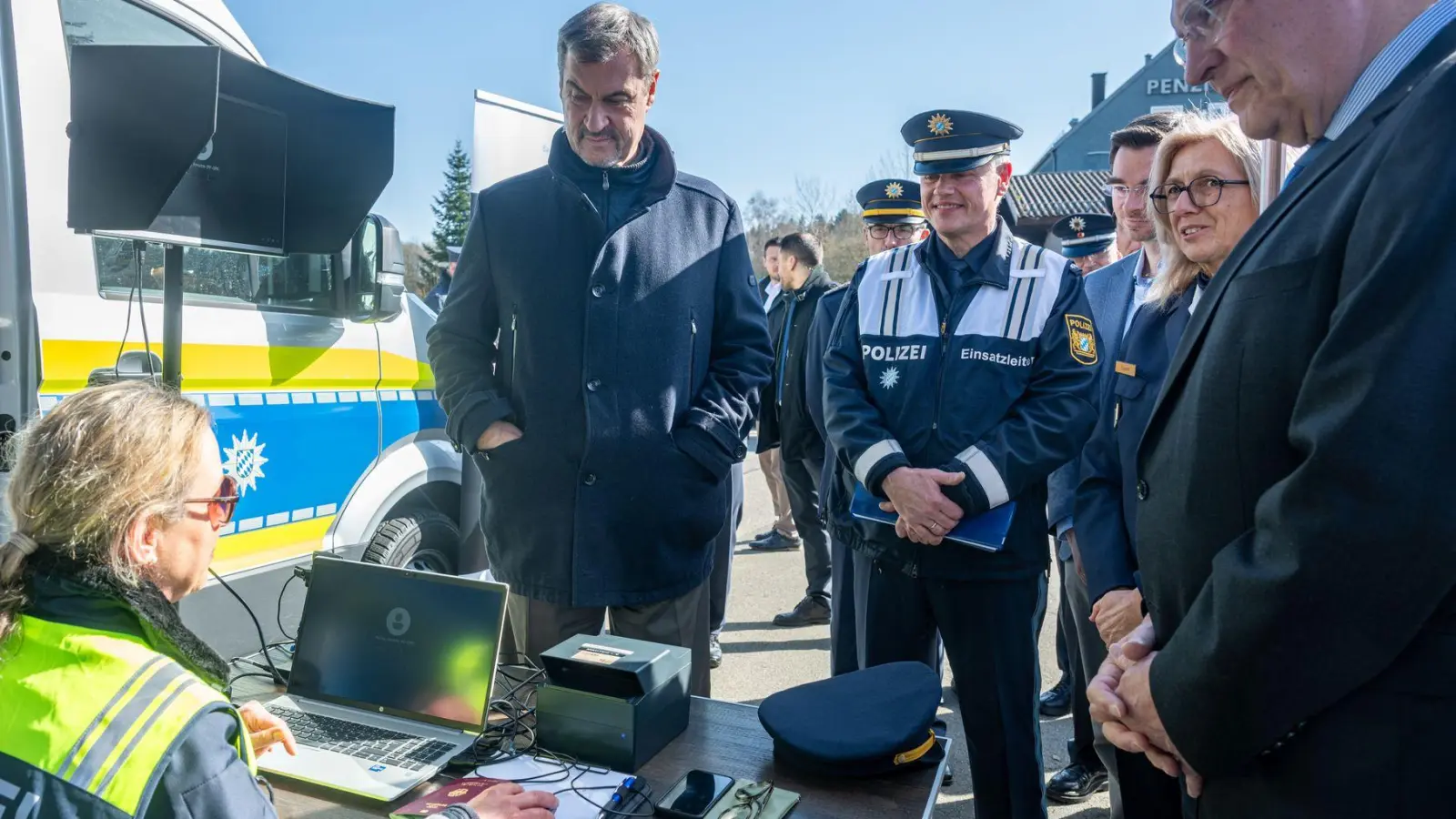 Die bayerische Staatsregierung ist mit der Bilanz der Grenzpolizei zufrieden. (Foto: Armin Weigel/dpa)