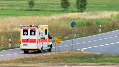 Ein unbekanntes Auto ist bei Feuchtwangen mit einem Krankenwagen kollidiert. (Symbolbild: Jim Albright)