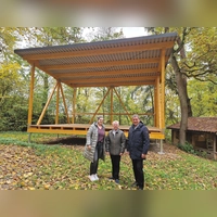 Bürgermeister Matthias Seitz, MGV-Vorsitzender Andreas Müller und Janine Mändlein, Umsetzungsmanagerin der Allianz Kernfranken (von rechts), sind zufrieden mit der neuen Bühne. (Foto: Andrea Walke)