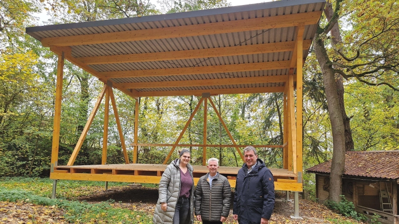 Bürgermeister Matthias Seitz, MGV-Vorsitzender Andreas Müller und Janine Mändlein, Umsetzungsmanagerin der Allianz Kernfranken (von rechts), sind zufrieden mit der neuen Bühne. (Foto: Andrea Walke)