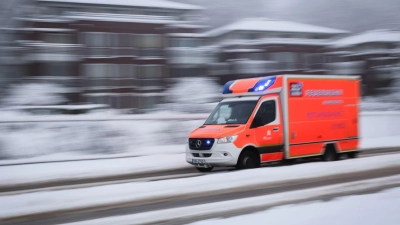 Schnee, Glätte und Kälte - der Wintereinbruch hat vielerorts in Deutschland den Verkehr behindert und Reisepläne durchkreuzt (Foto: Christian Charisius/dpa)