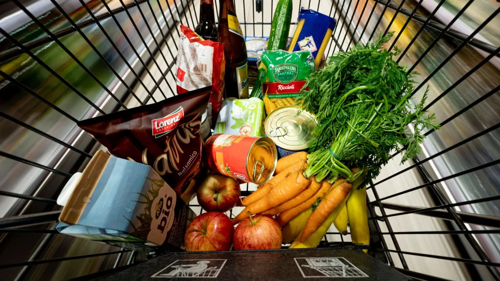 Lebensmittel liegen in einem Einkaufswagen in einem Supermarkt. (Foto: Fabian Sommer/dpa/Symbolbild)