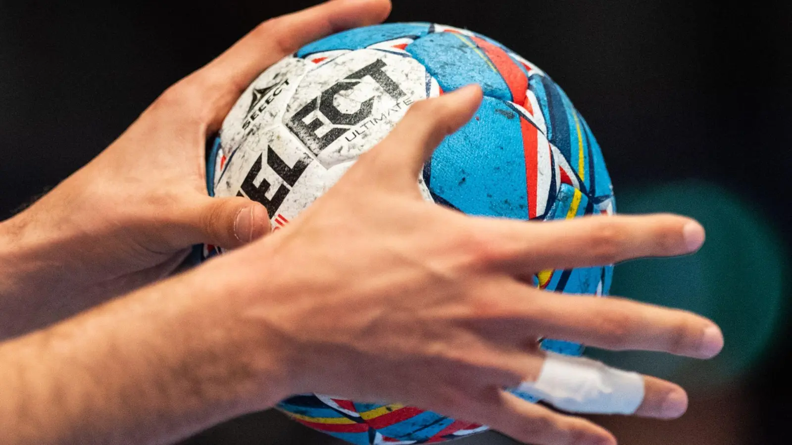 Treffsicher im Angriff und stabil in der Abwehr. So will der TSV Rothenburg gegen die DJK Waldbüttelbrunn den ersten Saisonsieg landen. (Symbolbild: Robert Michael/dpa)