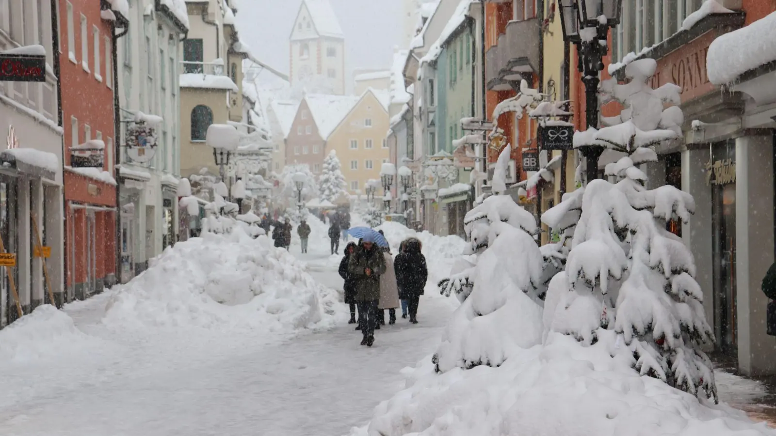 Schneemassen liegen in den Straßen der Altstadt von Füssen. S (Foto: Christian Wiediger/dpa)