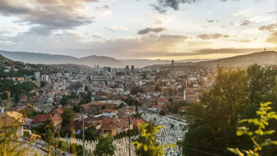 Sarajevo stand im Zentrum der Balkankriege, war jahrelang eingekesselt. Die Geschichte des Krieges ist heute eine Säule des Tourismus in Sarajevo, es gibt Führungen und Ausstellungen. (Foto: Philipp Laage/dpa-tmn)
