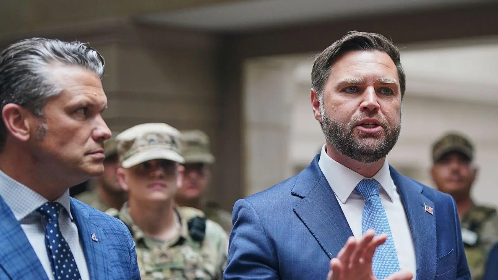 Verteidigungsminister Hegseth (l) und Vizepräsident Vance sprechen im Hauptbahnhof von Washington mit Mitgliedern der Nationalgarde. (Foto: Alexander Drago/Pool Reuters/AP/dpa)