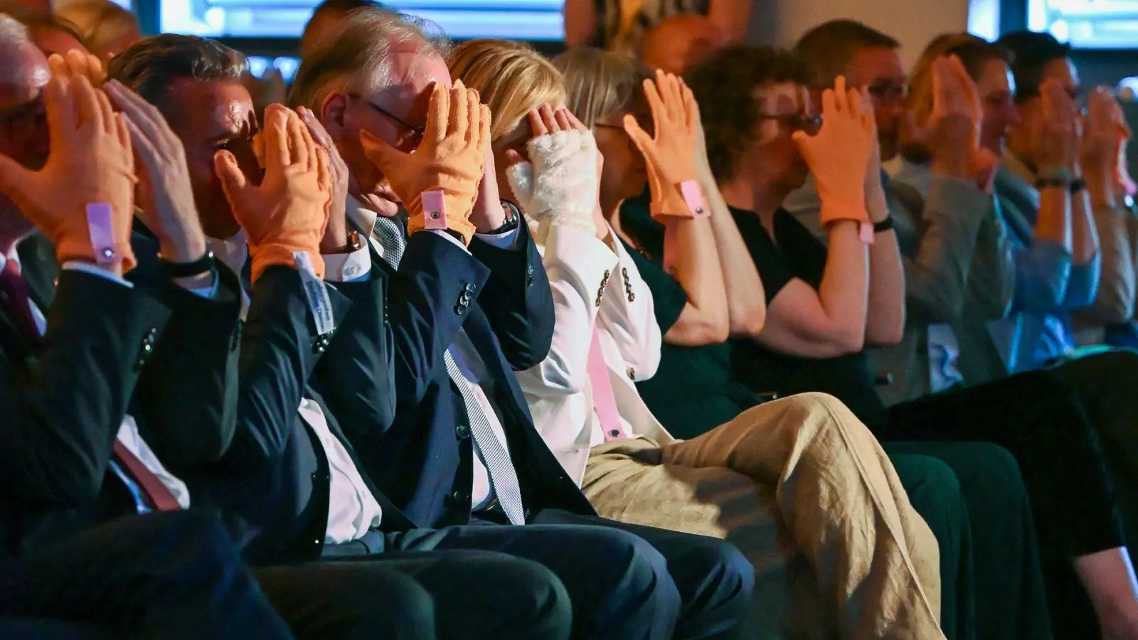 Reiner Haseloff (3.v.l., CDU), Ministerpräsident von Sachsen-Anhalt, Ekaterina Sachariewa, EU-Kommissarin für Forschung, Innovation und Start-ups, Barbara Steiner, Bauhaus-Direktorin, und weitere Gäste bei einem Geborgenheitstanz beim Festakt anlässlich des 100-jährigen Jubiläums des Bauhauses Dessau. (Foto: Jennifer Brückner/dpa)