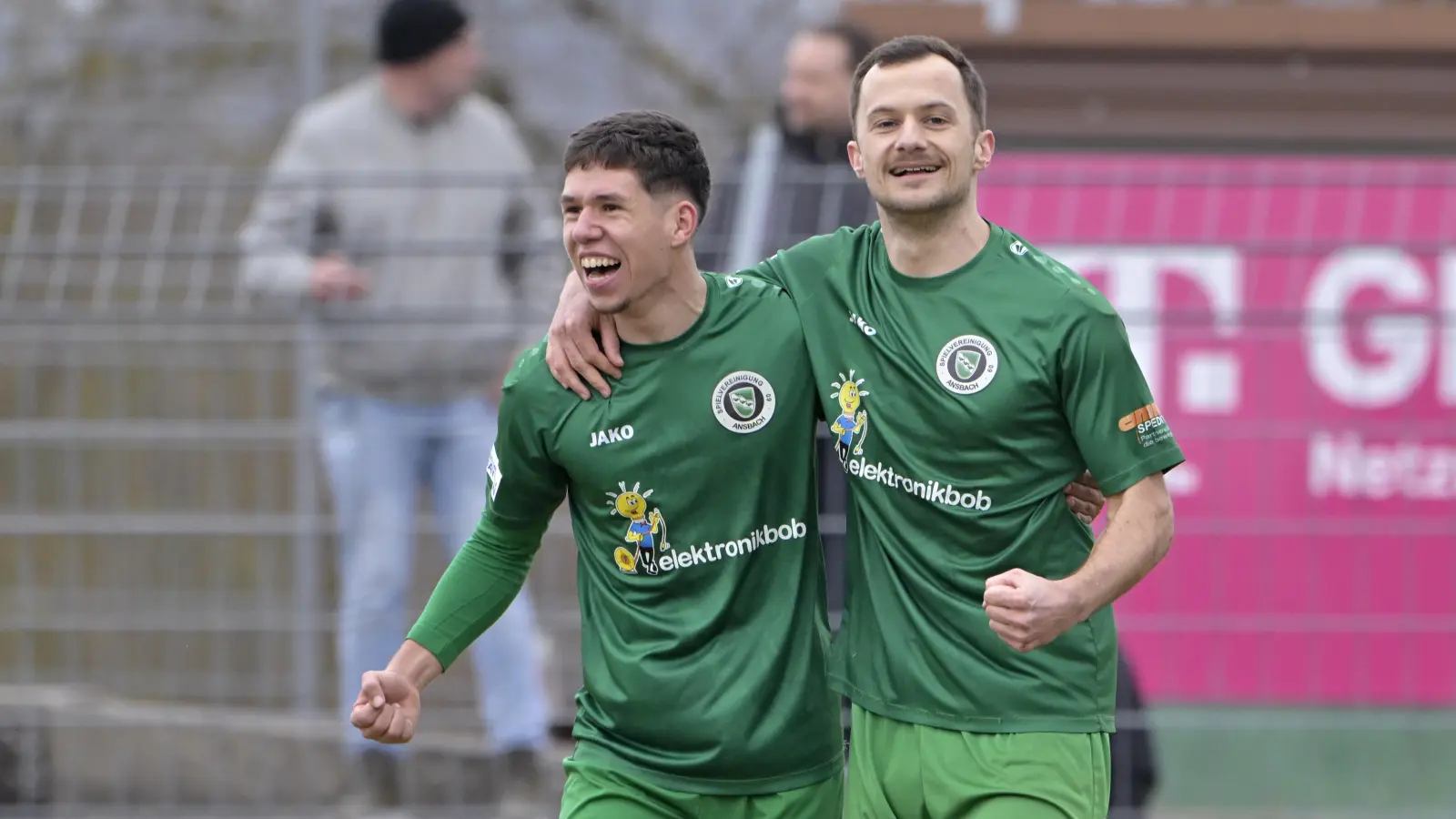 Mit dem 2:1 über den FC Augsburg II gelang der SpVgg Ansbach ein perfekter Start in die zweite Saisonhälfte der Regionalliga. Die beiden Ansbacher Tore erzielten Björn Angermeier (links) und Eric Weeger. (Foto: Martin Rügner)