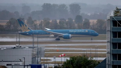 Eine Boeing 787-9 wie diese war Mitte August am Münchner Flughafen über die Startbahn hinausgeschossen und konnte gerade noch abheben. (Symbolbild) (Foto: Karl-Josef Hildenbrand/dpa)