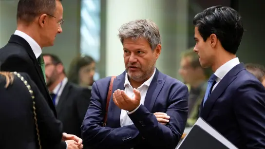 Bundeswirtschaftsminister Robert Habeck (m.) mit dem ungarischen Außenminister Peter Szijjarto (l) und dem niederländischen Energieminister Rob Jetten beim Treffen der EU-Energieminister in Brüssel. (Foto: Virginia Mayo/AP/dpa)