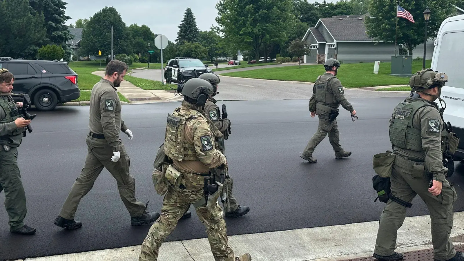 In Minnesota läuft eine großangelegte Fahndung nach dem Schützen - er soll sich als Polizist ausgegeben haben. (Foto: Tim Sullivan/AP/dpa)