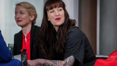 Den linken Arm von Heidi Reichinnek zieren bereits ein Otter, ein Kater und ein Abbild von Rosa Luxemburg. (Archivbild)  (Foto: Kay Nietfeld/dpa)