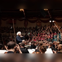 „Singen mit Sir Simon”: Bei dem mitreißenden Konzert unter der Leitung von Weltstar Simon Rattle im ausverkauften Krone-Bau in München standen auch zwölf Laienchöre auf der Bühne.  (Foto: BR/Astrid Ackermann)