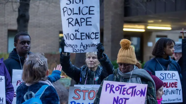 Demonstrantinnen von Women Against Rape &amp; Women of Colour Global Woman&#39;s strike versammeln sich vor dem Southwark Crown Court in London. (Foto: Tayfun Salci/ZUMA Press Wire/dpa)