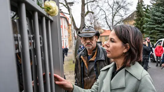 Annalena Baerbock am Mahnmal des sogenannten Kindergefängnisses aus DDR-Zeiten. (Foto: Jens Kalaene/dpa)