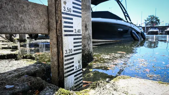 Ein Boot liegt im Hafen von Langenargen, während der Pegel des Bodensees auf unter 3,10 Meter gesunken ist. (Foto: Felix Kästle/dpa)