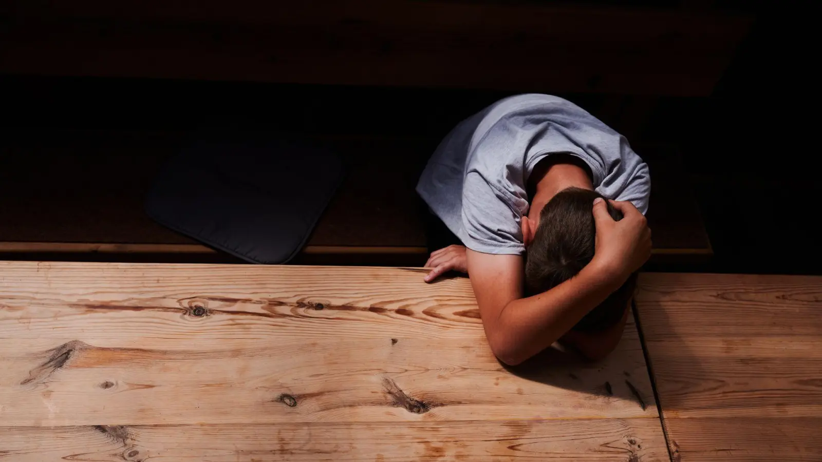 Gefühle, auch starke wie Wut, sind einfach da. Eltern und Kinder können ihnen gemeinsam begegnen.  (Foto: Annette Riedl/dpa/dpa-tmn)